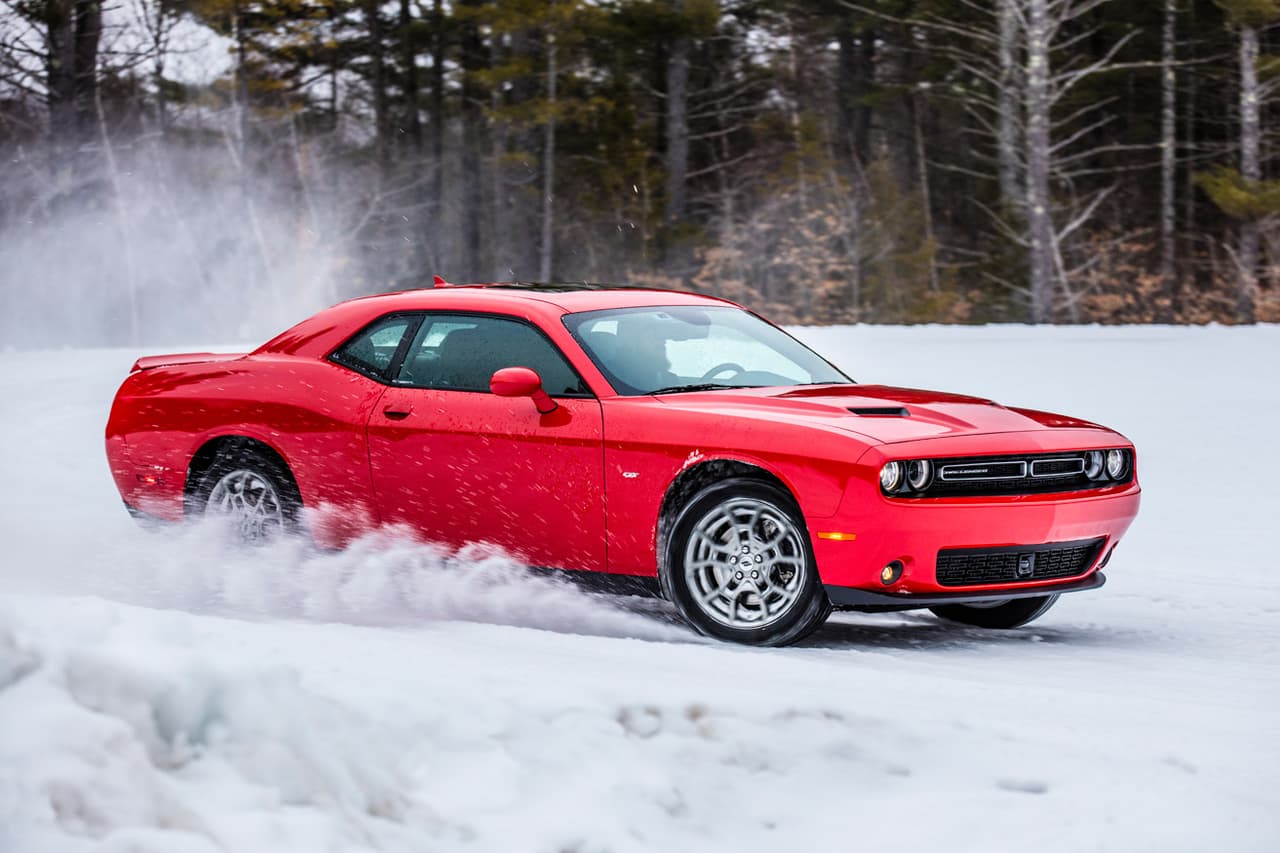 Sin intervención del conductor, 
<b>el Dodge Challenger GT 2017 puede regular automáticamente la tracción</b>. Posee sensores que al detectar la necesidad de las cuatro ruedas motrices, acopla la tracción al eje delantero.