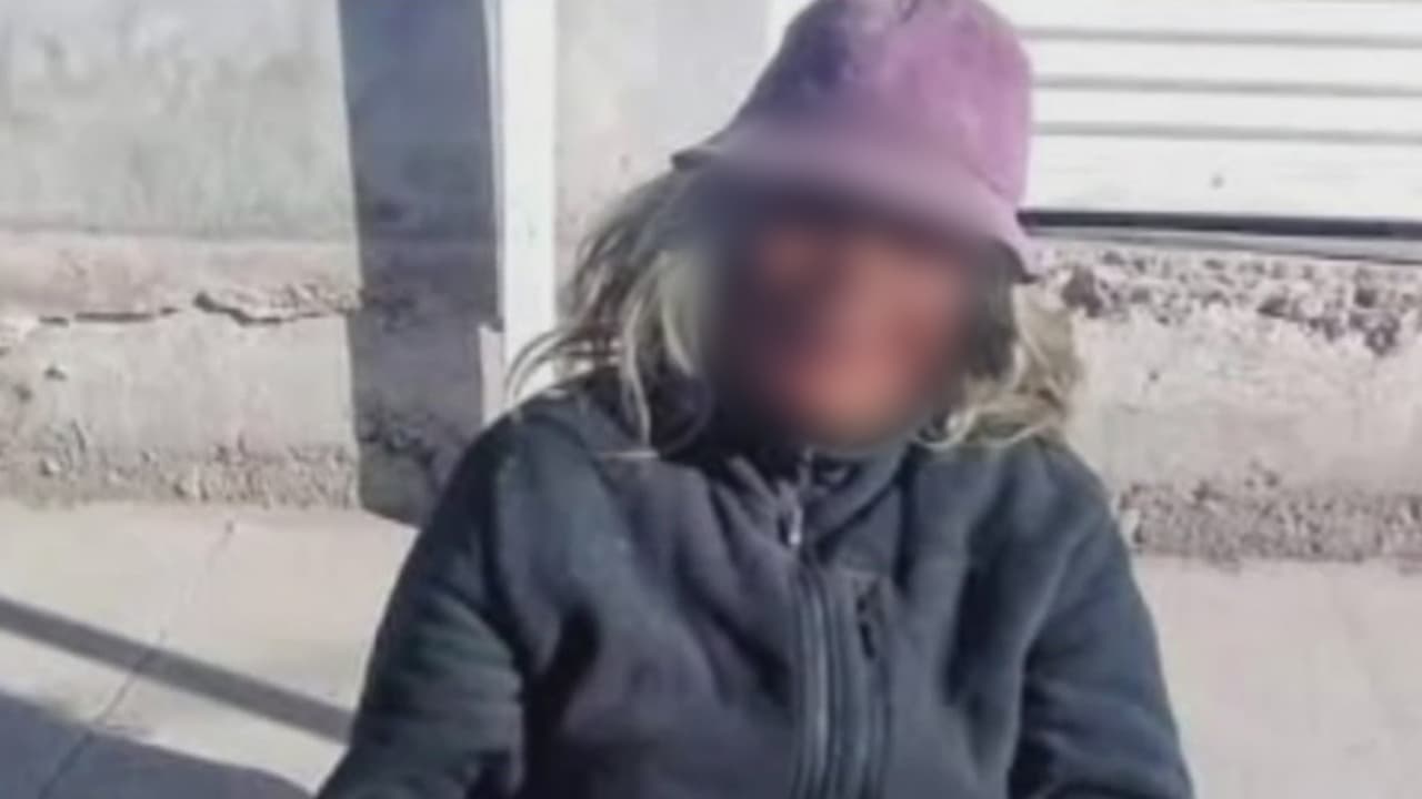 En video quedó grabado cómo un hombre le lanzó gasolina a una mujer que vive en las calles en México y luego le prende fuego. La mujer ahora se encuentra en un hospital en terapia intensiva.