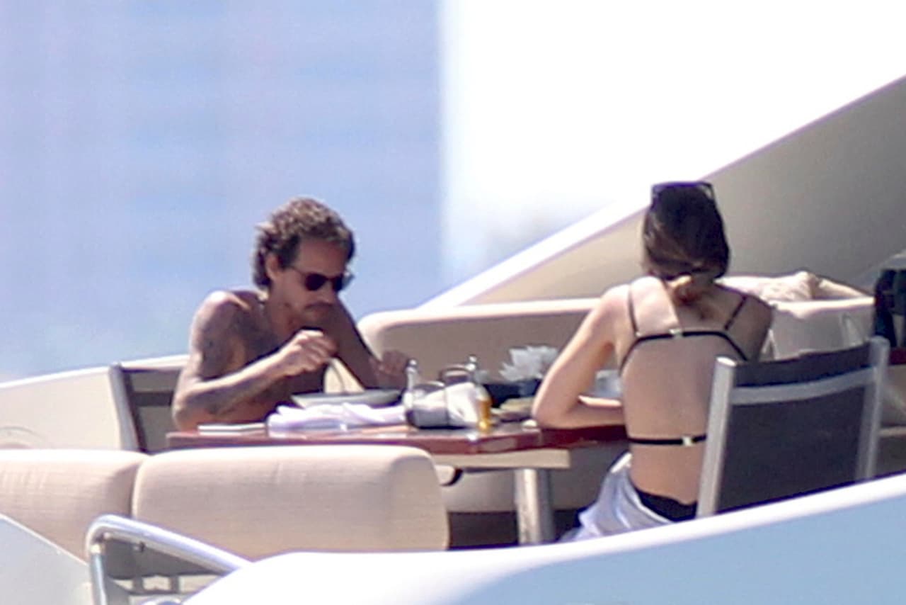 Al llegar al yate pidieron de desayunar, nadie más los acompañó en su paseo.