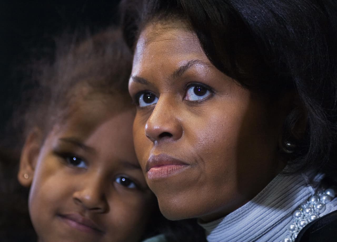 Durante un
<a href="https://www.theguardian.com/world/2007/feb/10/barackobama">acto de campaña</a> de Barack Obama en marzo de 2007, Michelle pareció preocuparse más por escuchar atentamente a su esposo sobre cómo deseaba transformar a la nación, luciendo un
<b> maquillaje muy ligero y casi imperceptible</b>. Llevaba un leve delineado en la parte inferior de las pestañas y un poco de iluminador debajo de las cejas.
<b>Destacó sus labios con un lipstick rosado. </b>