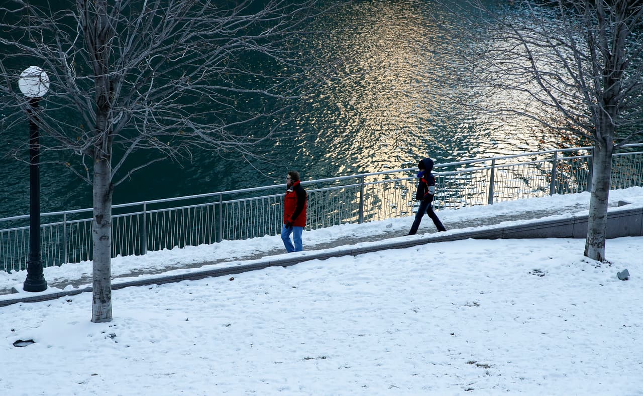 En la mañana del viernes, se emitió un aviso de tormenta invernal para el norte central y el noreste de Illinois y el noroeste de Indiana. Se espera que la mayor cantidad de nieve caiga en el sur.
<br>El Servicio Nacional de Metereología estima que las temperaturas caerán a grados bajo cero el 31 de diciembre y el 1 de enero del 2018.