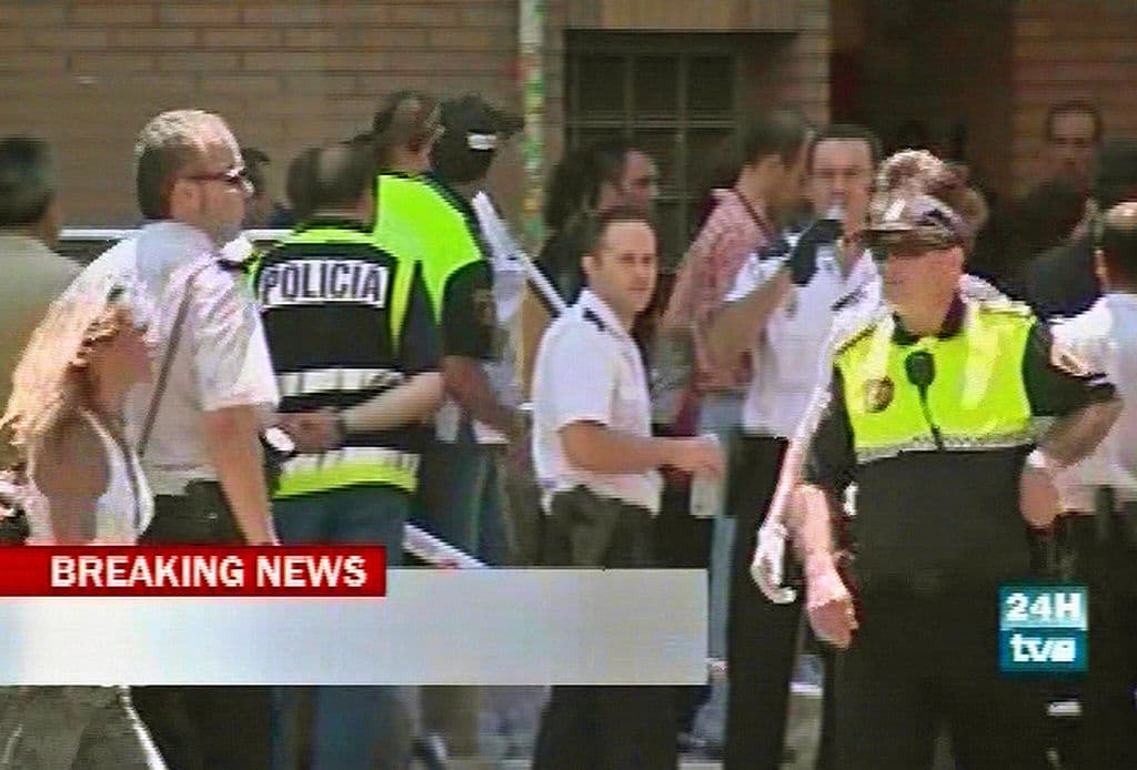 <h3 class="cms-H3-H3">España</h3>
<br>
<b>3 julio 2006</b>
<br>
<br>Es la mayor tragedia ocurrida en el metro de este país. Murieron 43 personas y 47 sufrieron heridas en la estación de Jesús de Valencia.
<br>
<br>Esta imagen de captura de video tomada del canal de televisión Euronews muestra a los rescatistas afuera de una estación de metro después de que un tren del metro descarrilara.