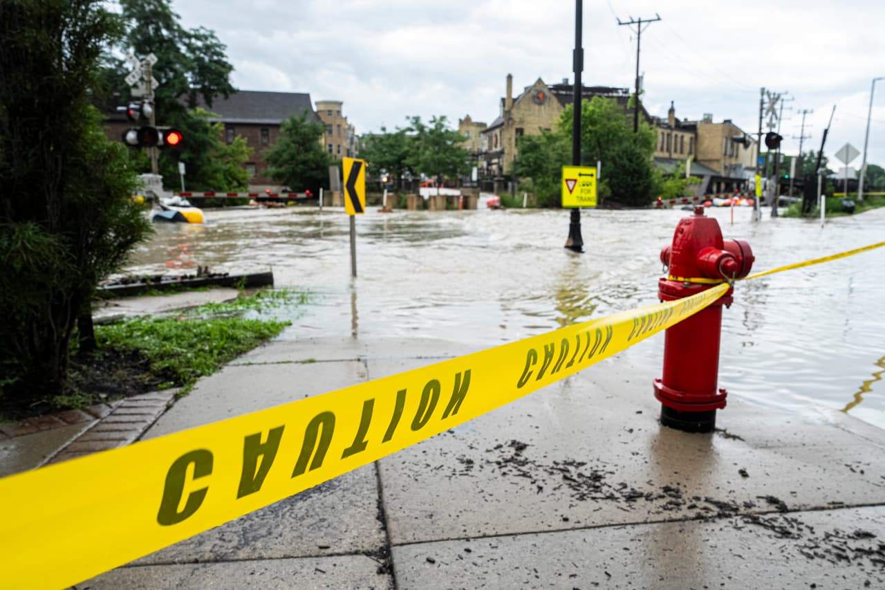 Este fin de semana, Wisconsin fue 
<b>azotado por lluvias intensas</b>, que dejaron hasta 
<b>14 pulgadas de agua acumulada</b> en algunas zonas, causando inundaciones generalizadas en 
<a href="https://www.univision.com/local/chicago-wgbo/siguen-los-estragos-de-las-inundaciones-al-suroeste-de-chicago-como-pedir-ayuda-a-las-autoridades-video" target="_blank">varias comunidades</a>.
