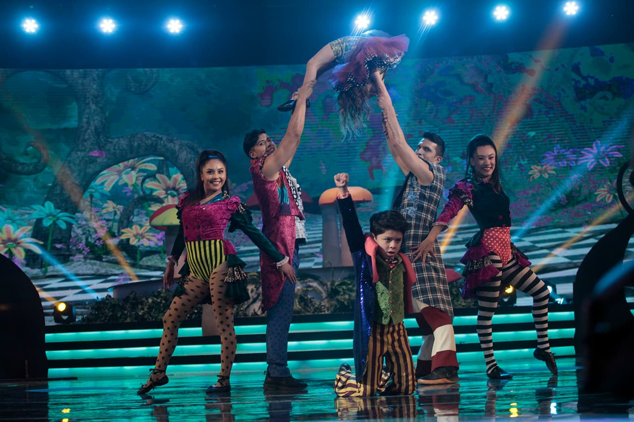 Los siguientes en presentar su número fueron los bailarines más pequeños de la competencia: Paulo y Regina, quienes bailaron al ritmo de 'Mama luba'. Los niños impactaron tanto al jurado que lograron la primera calificación perfecta de la noche.
