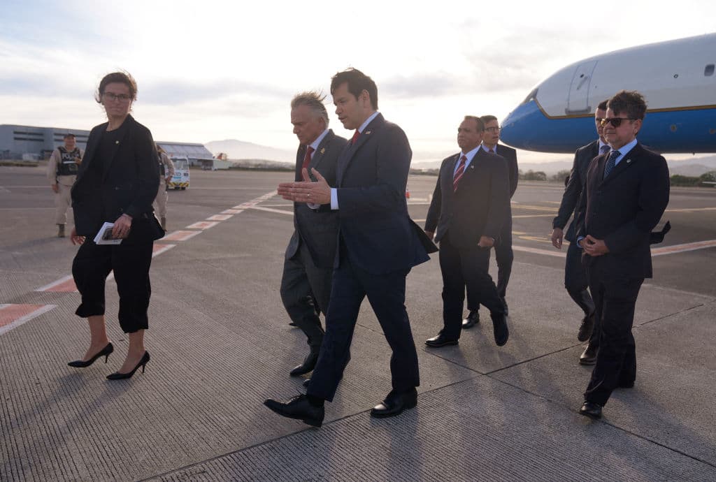 El secretario de Estado de Estados Unidos, Marco Rubio, habla con el ministro de Relaciones Exteriores de Costa Rica, Arnoldo Andre Tinoco, a su llegada al Aeropuerto Internacional Juan Santamaría, cerca de San José.