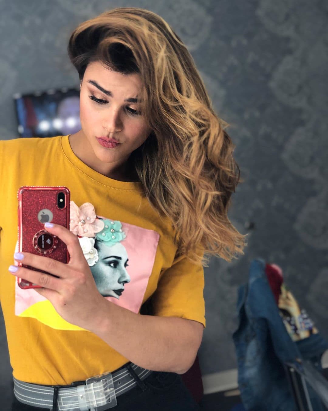 "Estoy haciendo dos cambios en mi vida. El primero ya lo subí en mi Facebook, el vídeo, y el segundo es que me despido de mi cabello rubio pronto. ¿Con qué color te gustaría verme?", preguntó Clarissa a sus seguidores de Instagram.