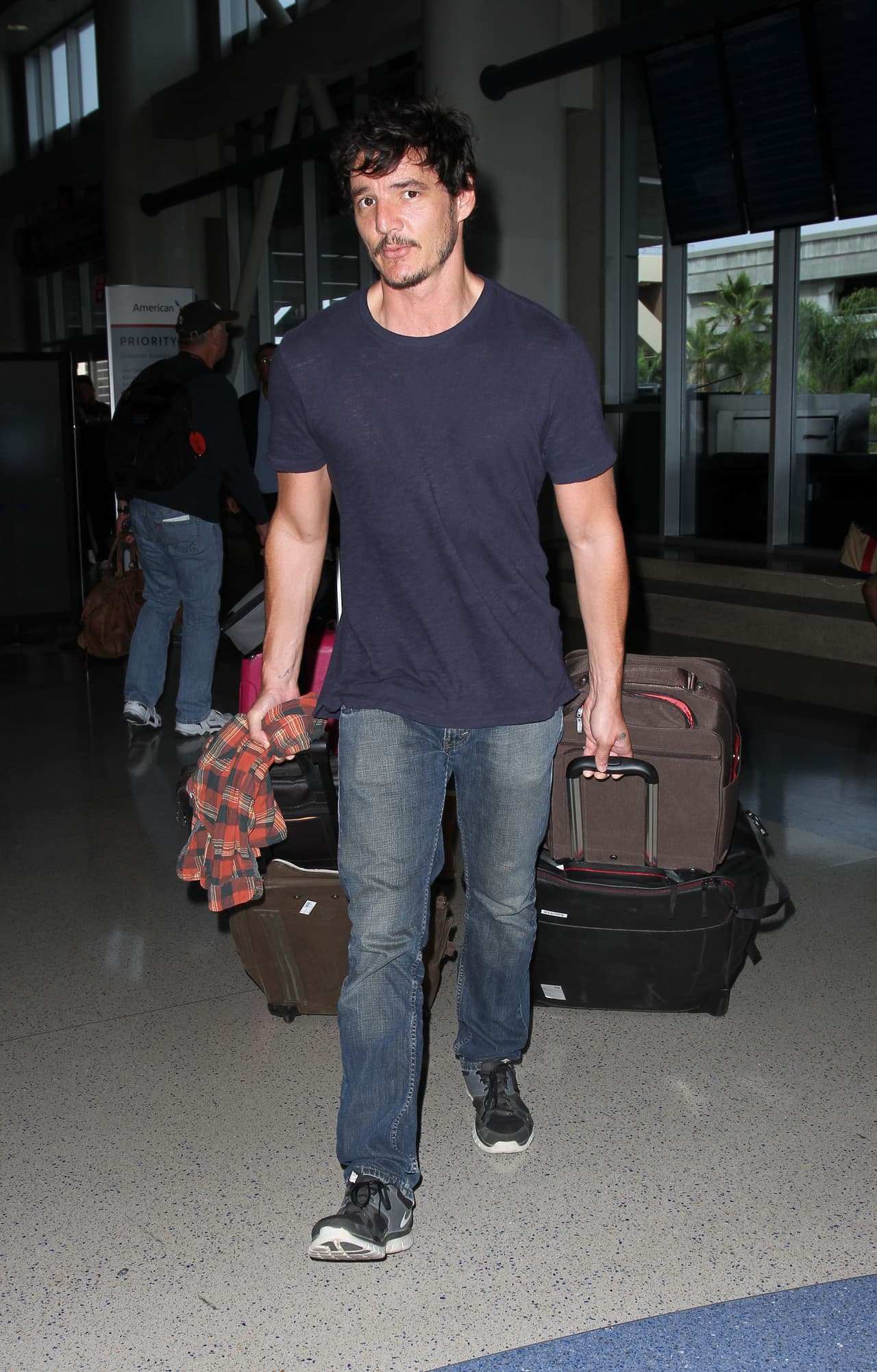 Tal vez él prefiera una vida solitaria rodeado por el amor de sus amistades.