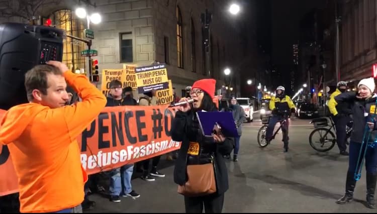 “Estamos horrorizados, estamos molestos y lo que queremos es que miles de personas salgan a la calle y exijan la salida de Trump y Pence”, decían a través del alta voz. 
<br>