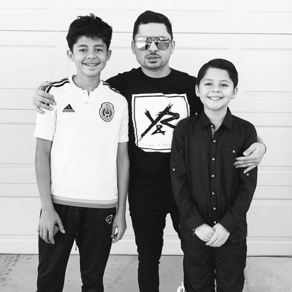 Larry
<b>disfruta pasar tiempo con sus hijos</b>, quienes son el regalo más preciado que Dios le ha dado, a pesar de que no viva con ellos.
<br>