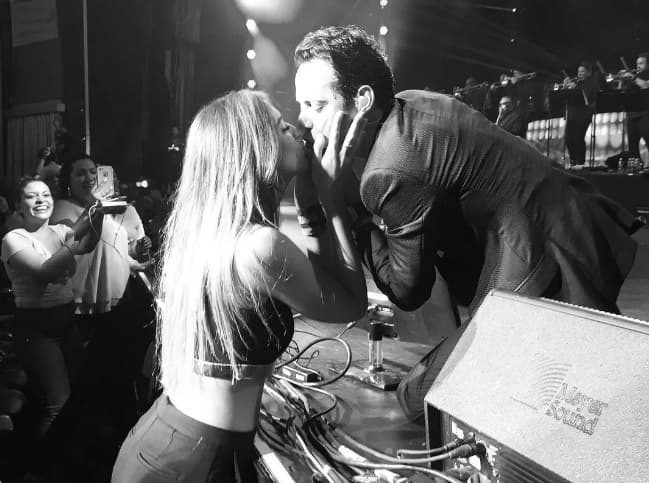 Marc recibe beso de su esposa Shannon en el escenario