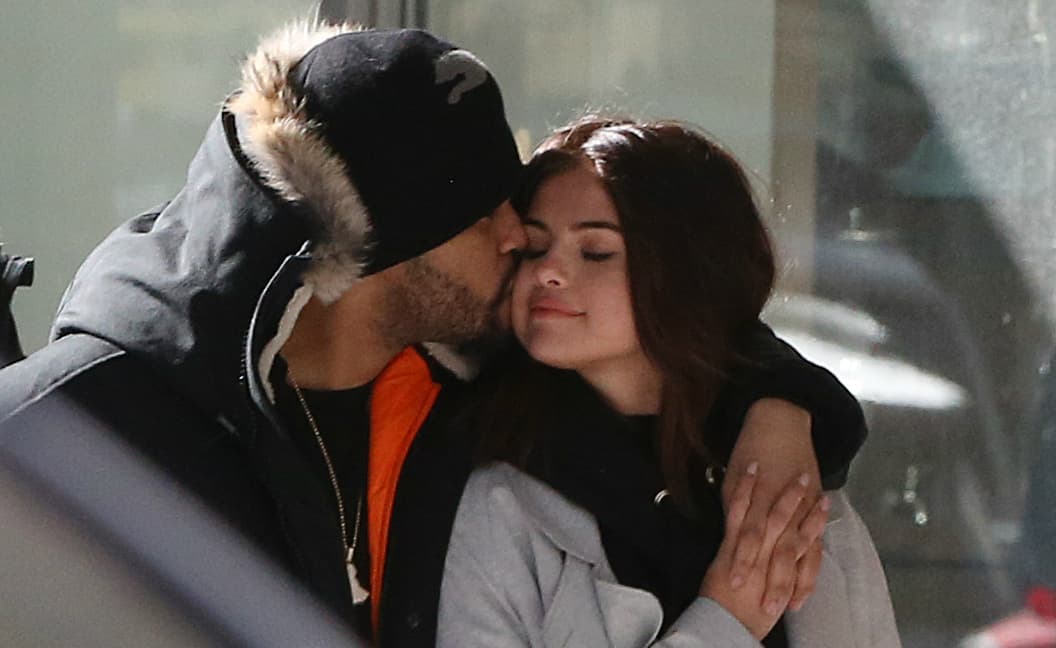 Unas semanas después, Selena Gomez y The Weeknd no ocultaron su amor mientras paseaban tomados de la mano en un romántico día de shopping en Toronto, Canadá.