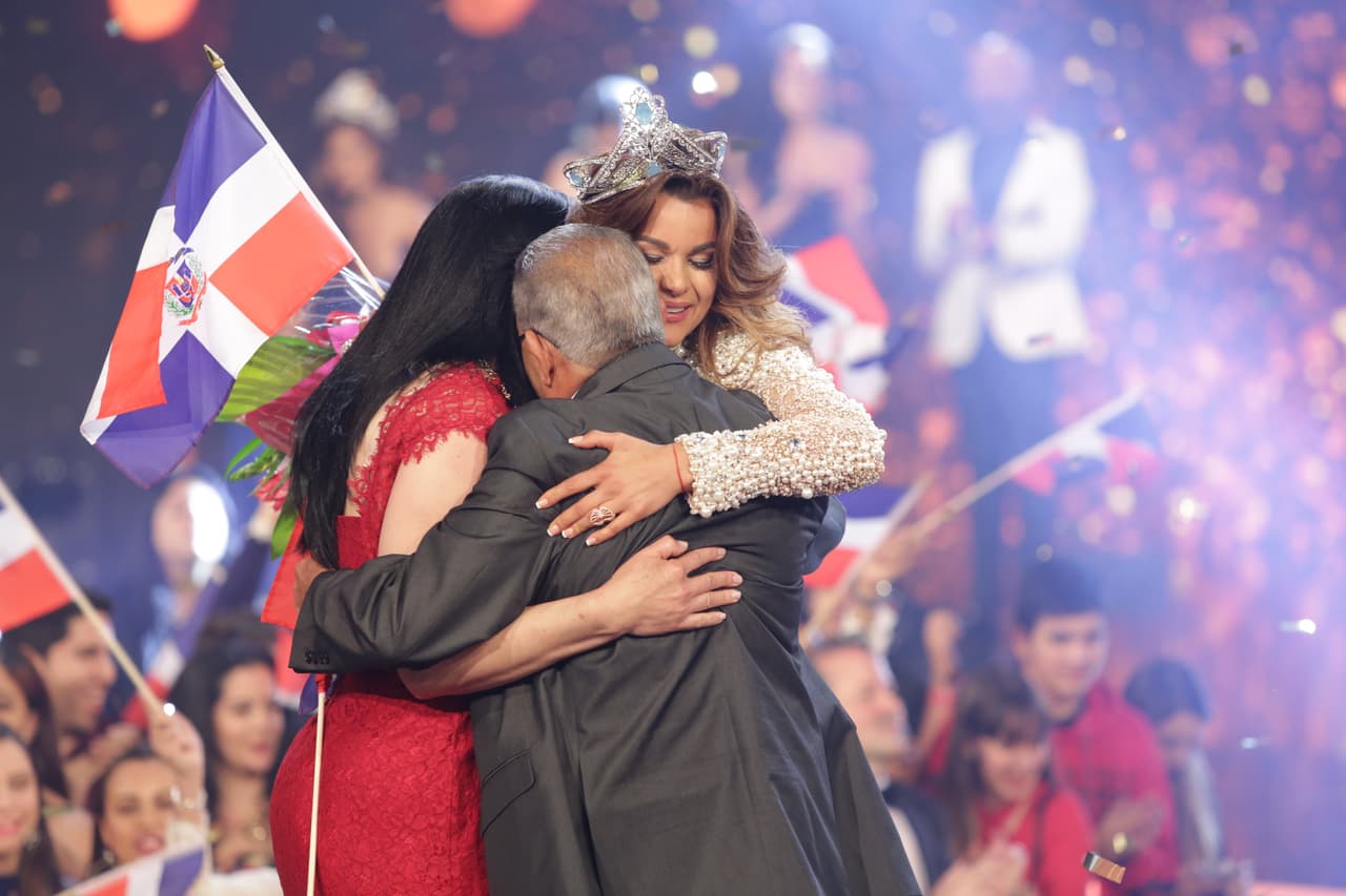 Tras una ardua disputa y duras pruebas que enfrentar, la dominicana Clarissa Molina se coronó como la nueva reina de Nuestra Belleza Latina. Repasa foto a foto la gran final #NBL VIP.