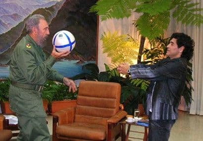 En 2005 apareció en el programa de televisión de Diego Armando Maradona, pasándose la pelota con el futbolista. Foto: AFP.