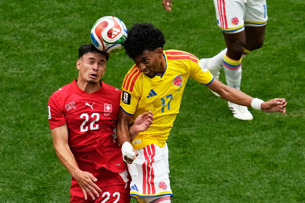 El colombiano Johan Mojica (17) cabecea el balón ante el suizo Fabian Rieder (22) durante el partido de octavos de final de la Copa del Mundo en Vancouver, Columbia Británica, el martes 7 de julio de 2026.