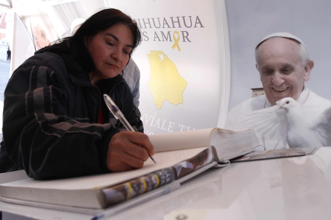 Habitantes de Ciudad Juárez firman un libro con mensajes para el Papa