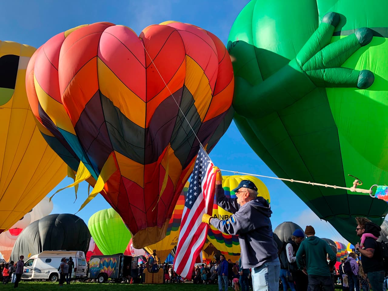 La Fiesta Internacional de Globos es uno de los espectáculos que convoca más espectadores en Nuevo México e infunde millones de dólares en la economía local cada año.