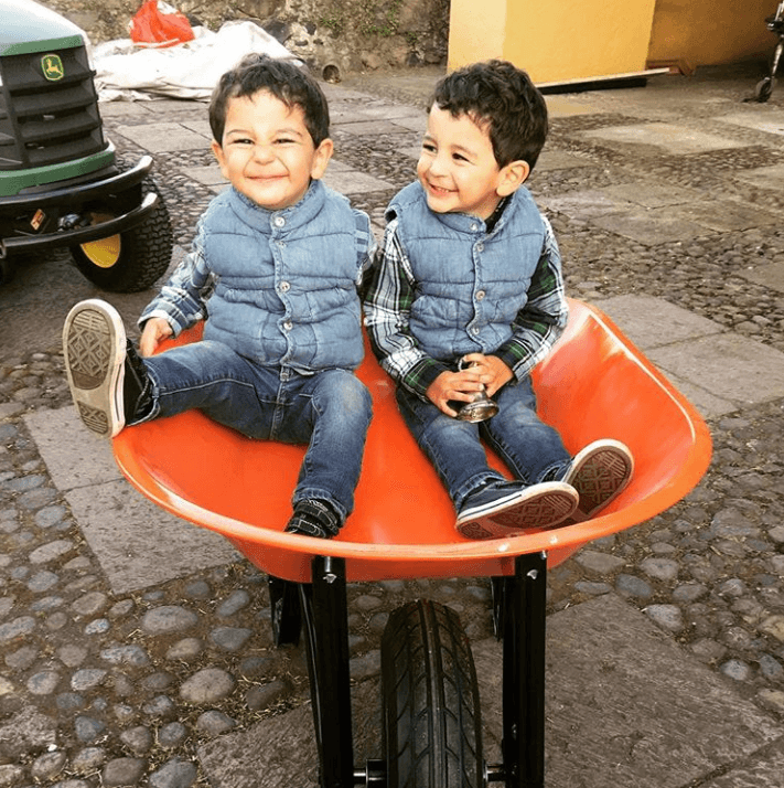 Eduardo Capetillo y Biby Gaytán vivieron esta época "con mucho amor". El actor considera que hacen un equipo ante las adversidades: “Si tuviera que ponerlo en una palabra, ella es luz y yo soy entrega. Yo pongo el pecho y voy para adelante, pero el faro que me ilumina para ver por dónde voy es siempre ella”.
<br>