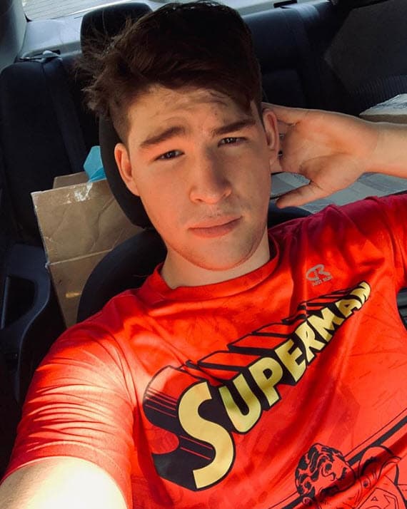 Ese mismo mes, Sebastián ofreció una entrevista para
<a href="https://www.facebook.com/watch/?v=331246967583943" target="_blank">Sale el sol</a> en la que confesó que
<a href="https://peopleenespanol.com/celebridades/alfredo-adame-familia-accidente-mary-paz-banquells/" target="_blank">el accidente que tuvo su familia en 2017</a> lo orilló a hablar con sus padres acerca de sus preferencias sexuales.