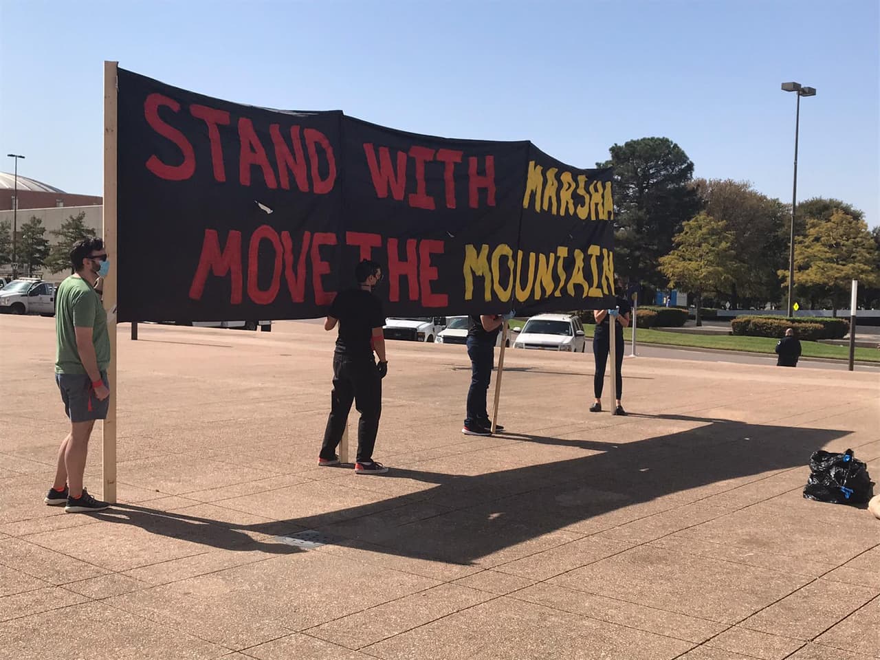 La montaña de tejas se comenzó a formar en el 2018 cuando el dueño de una compañía de reciclaje la comenzó a utilizar como vertedero de tejas.
<br>