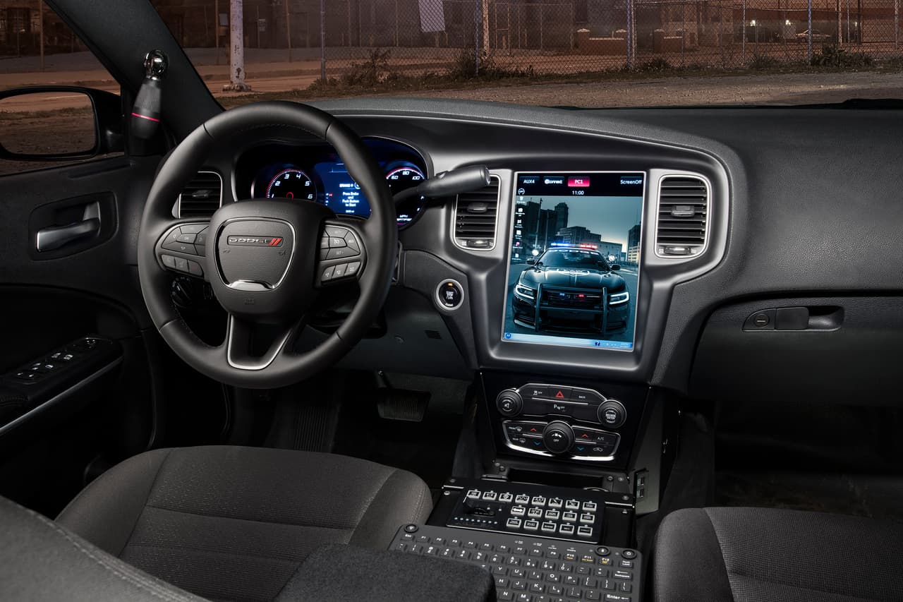 El oficial es capaz ver inmediatamente lo que ocurre detrás del vehículo via cámara de video.