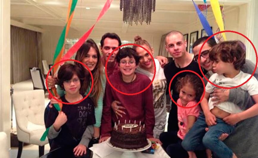 En esta otra imagen para el recuerdo también aparecen Ryan Adrian y Christian Marcus, otro par de pequeños hijos de Marc, pero del matrimonio que tuvo con la modelo Dayanara Torres. No podemos dejar fuera a Ariana Anthony, la hija más grande del salsero, quien no aparece en la imagen.