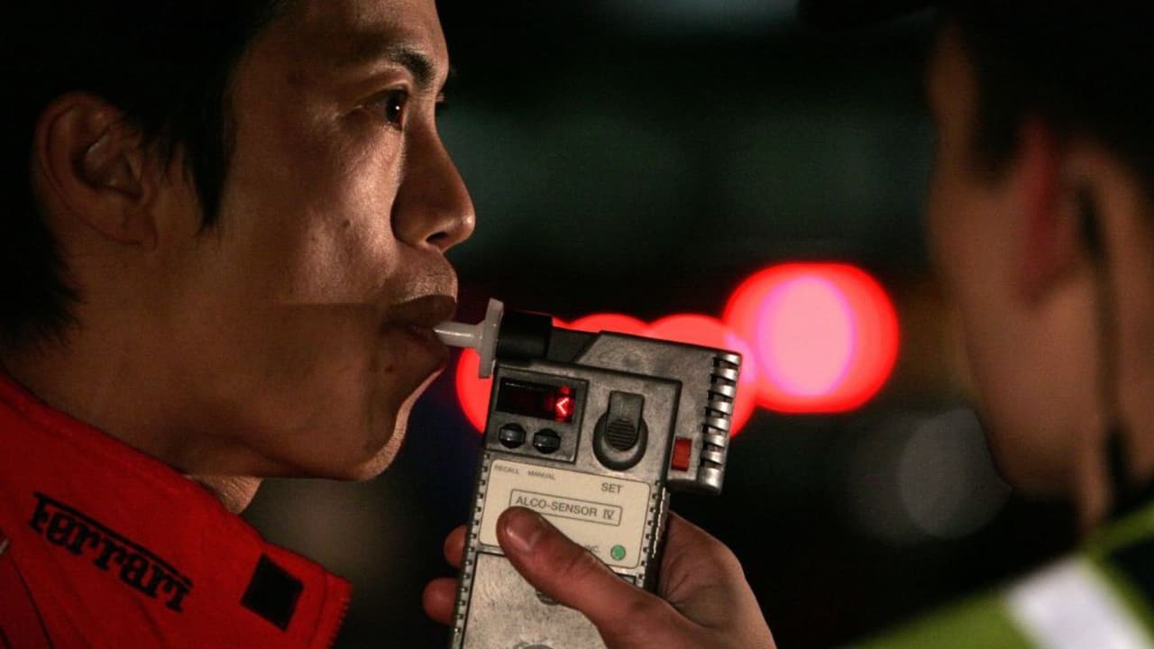 Conducir bajo los efectos del alcohol es una de las causas principales de accidentes en las carreteras del país. En Florida, quien registre un nivel de alcohol en la sangre o el aliento superior a 0.08 será sancionado con multas de entre 500 y 1,000 dólares; no obstante, no todos los conductores tienen claro cuánto deben beber para superar ese límite. Conoce más sobre los efectos del alcohol al tomar el volante.