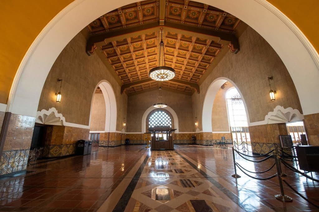 <b>Un nuevo escenario. </b>Las imágenes de la premiación de 2021 no solo serán distintas por el menor número de asistentes sino que también tendrán un telón de fondo novedoso: el interior de la icónica estación.