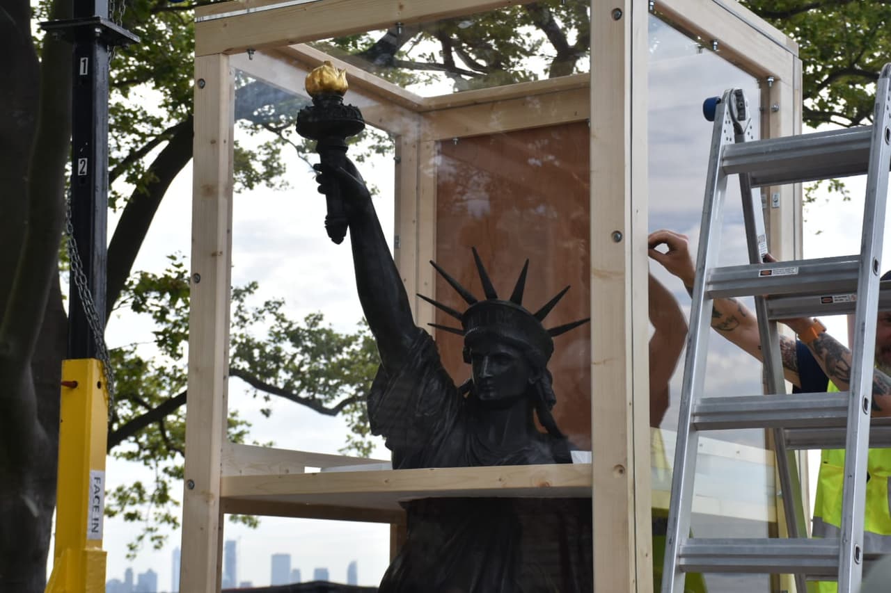La réplica de bronce se ha realizado a partir del modelo de yeso original de la Estatua de la Libertad de Frédéric-Auguste Bartholdi.