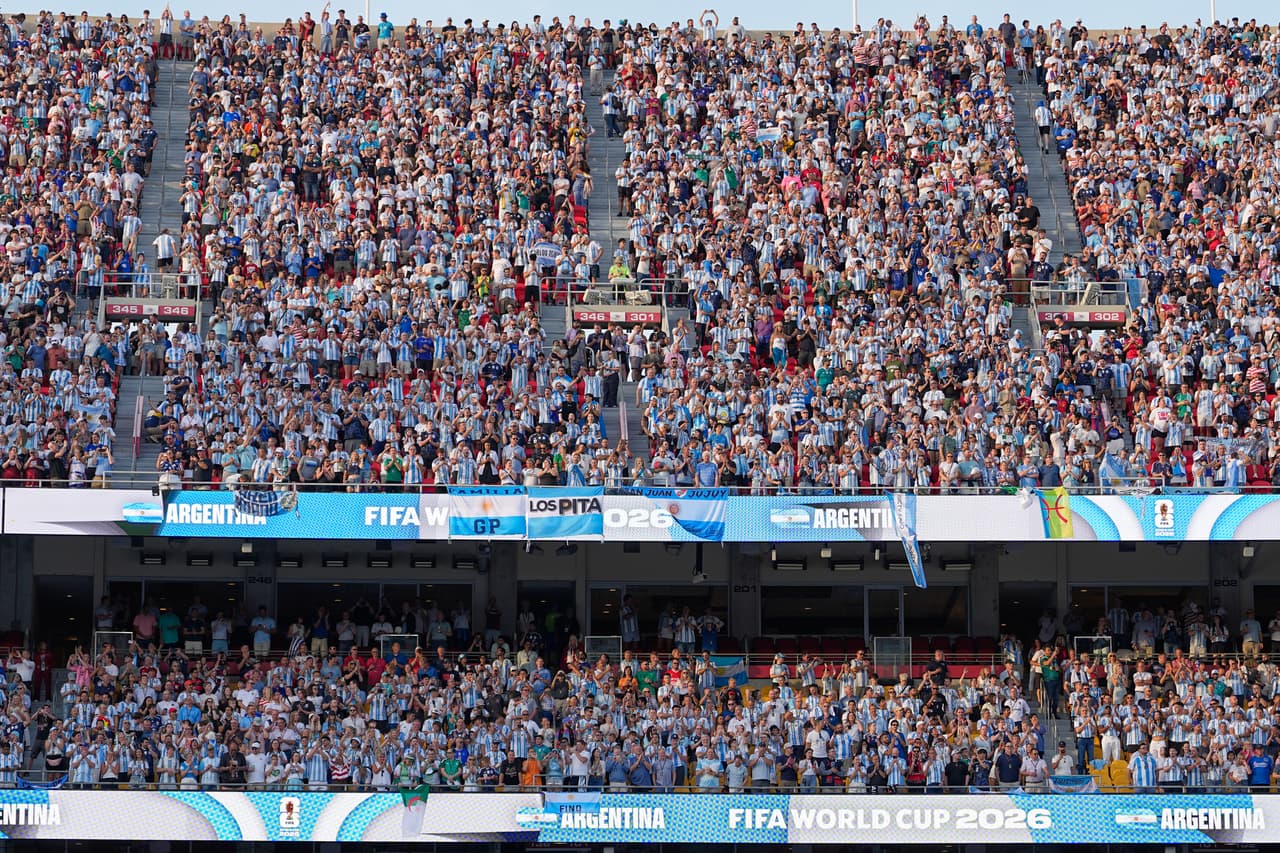Aficionados de Argentina reaccionan durante el partido de fútbol del Grupo J de la Copa del Mundo entre Argentina y Argelia en Kansas City.