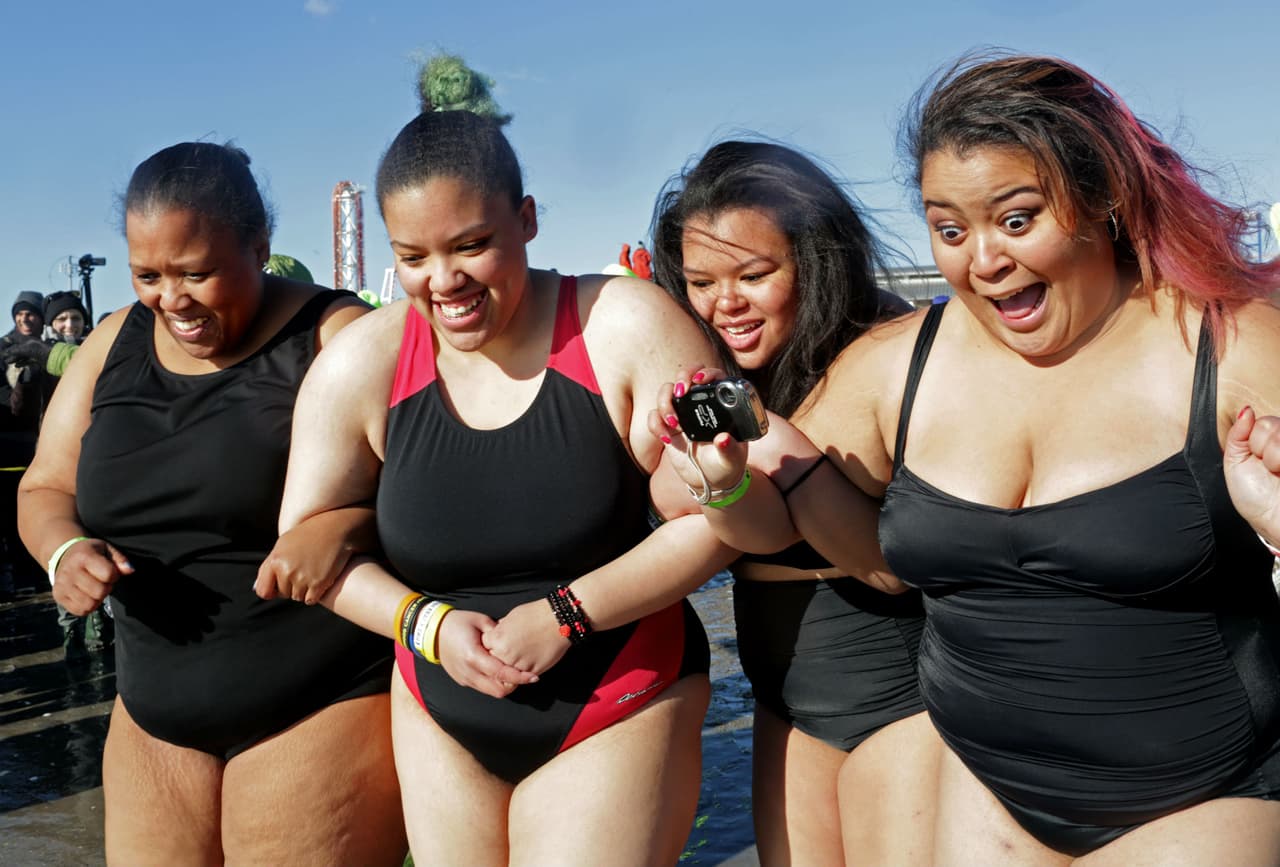 Los seguidores de los nadadores los esperaban afuera con toallas y batas para abrigarlos tan pronto salieran del agua.