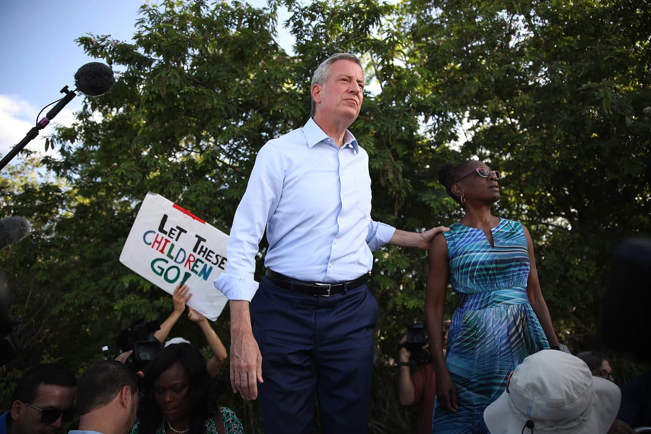 Lo mismo hizo poco antes de partir de Miami el alcalde de Nueva York, Bill DeBlasio, acompañado por su esposa, Chirlane McCray. Ninguno de los candidatos visitantes pudo ingresar a las instalaciones para constatar las condiciones del centro.
