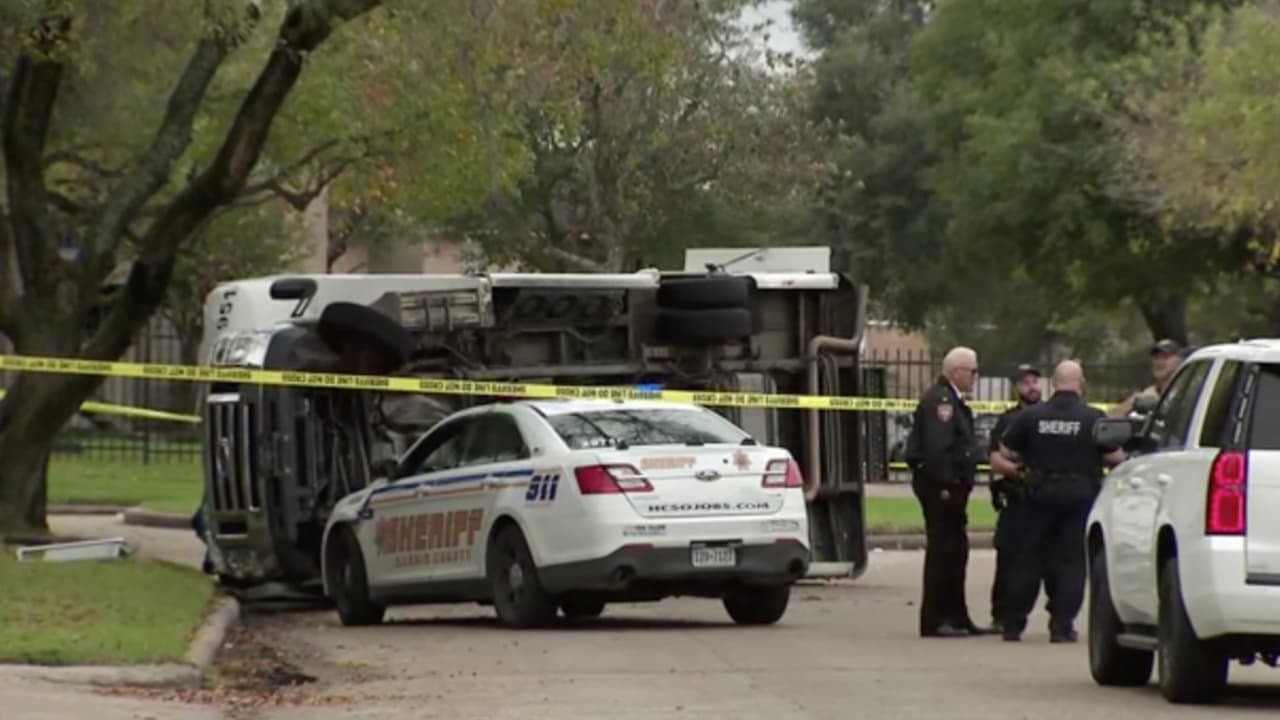 Más de 10 niños resultan heridos al volcarse el autobús de una iglesia en Texas