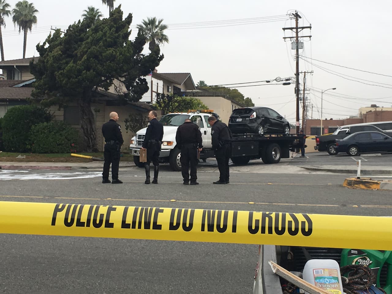 Dos personas murieron y una más terminó herida en un accidente que habría ocasionado una carrera ilegal de autos en Anaheim, California, el sábado 10 de diciembre de 2016.