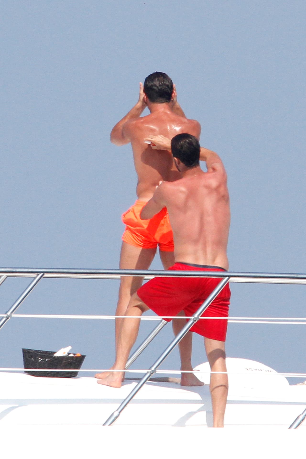 Un amigo, muy acomedido, se ofreció a embadurnarle toda la espalda de aceite.