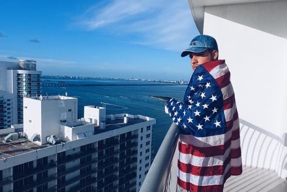 William Valdes: "This is what an American looks like - Emilio Estefan @onyourfeetbway #happy4th". (Julio 4, 2016)