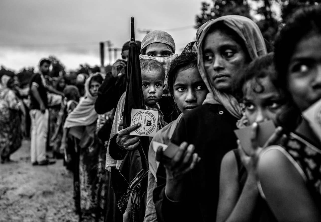 Una fila de rohinyas esprando por ayuda en Cox's Bazar. La ONU cuenta con testimonios y testigos de que las fuerzas de seguridad cometieron 
<b>ejecuciones extrajudiciales, violaciones, torturas, humillaciones, incendios a aldeas</b> y a lugares de culto.