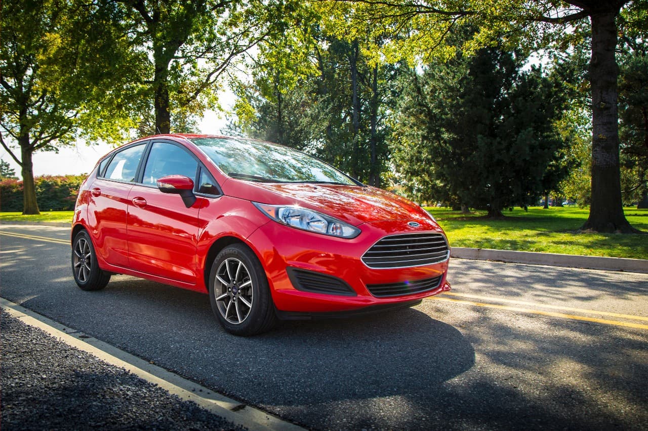 <b>9. Ford Fiesta</b>: A pesar de reconocer que tiene una manejo ágil y divertido así como un comportamiento flexible y controlado, una cabina silenciosa y uno de los mejores equipamientos en su clase, Consumer Reports fustiga al subcompacto de Ford por su diminuto asiento trasero. Sin embargo lo que pone al Fiesta en esta lista es una resbaladiza transmisión automática y un embrague problemático.