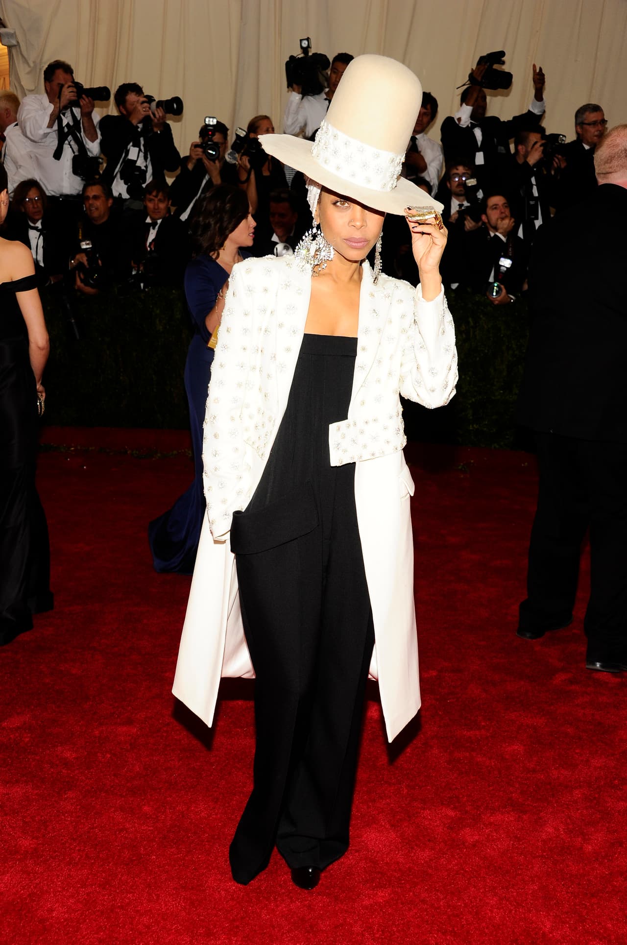 Otros hacen de su asistencia una delcaración de estilo como Erykah Badu y su sombrero en 2014.