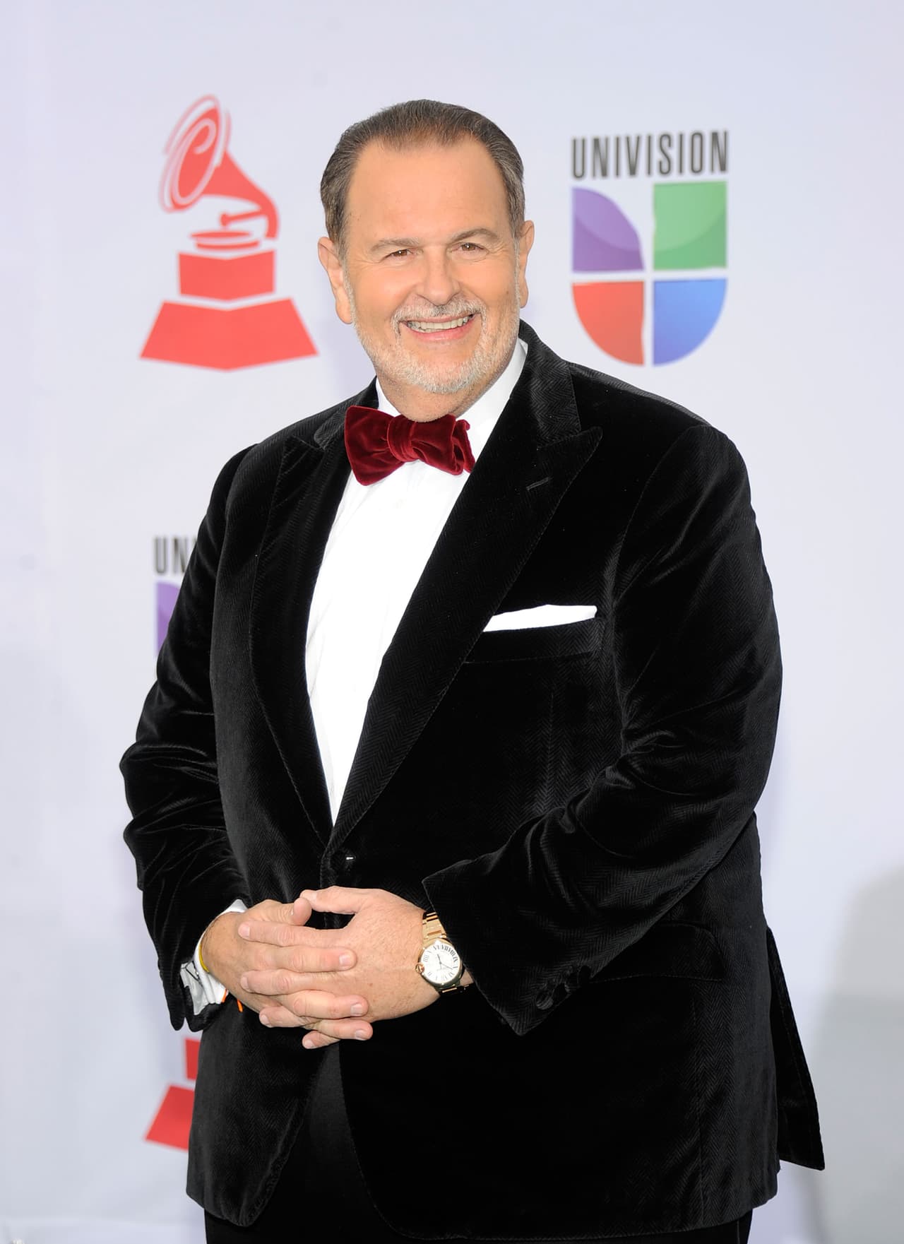 2011. La misma combinación de colores, pero con una corbata de moño en color vino que contrasta con su camisa blanca.