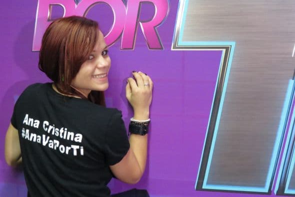 Ana Cristina nos presume su T-shirt enviada por su familia.