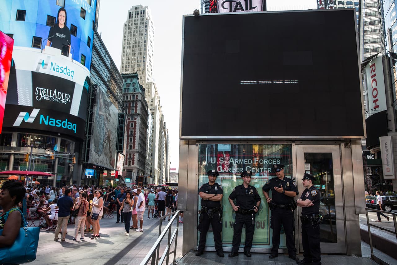El reciente tiroteo en una base militar en Tennessee ha provocado un aumento en la seguridad en el centro de reclutamiento militar de Times Square.