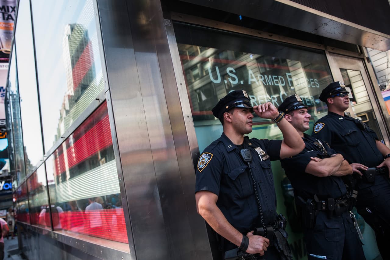 El reciente tiroteo en una base militar en Tennessee ha provocado un aumento en la seguridad en el centro de reclutamiento militar de Times Square.
