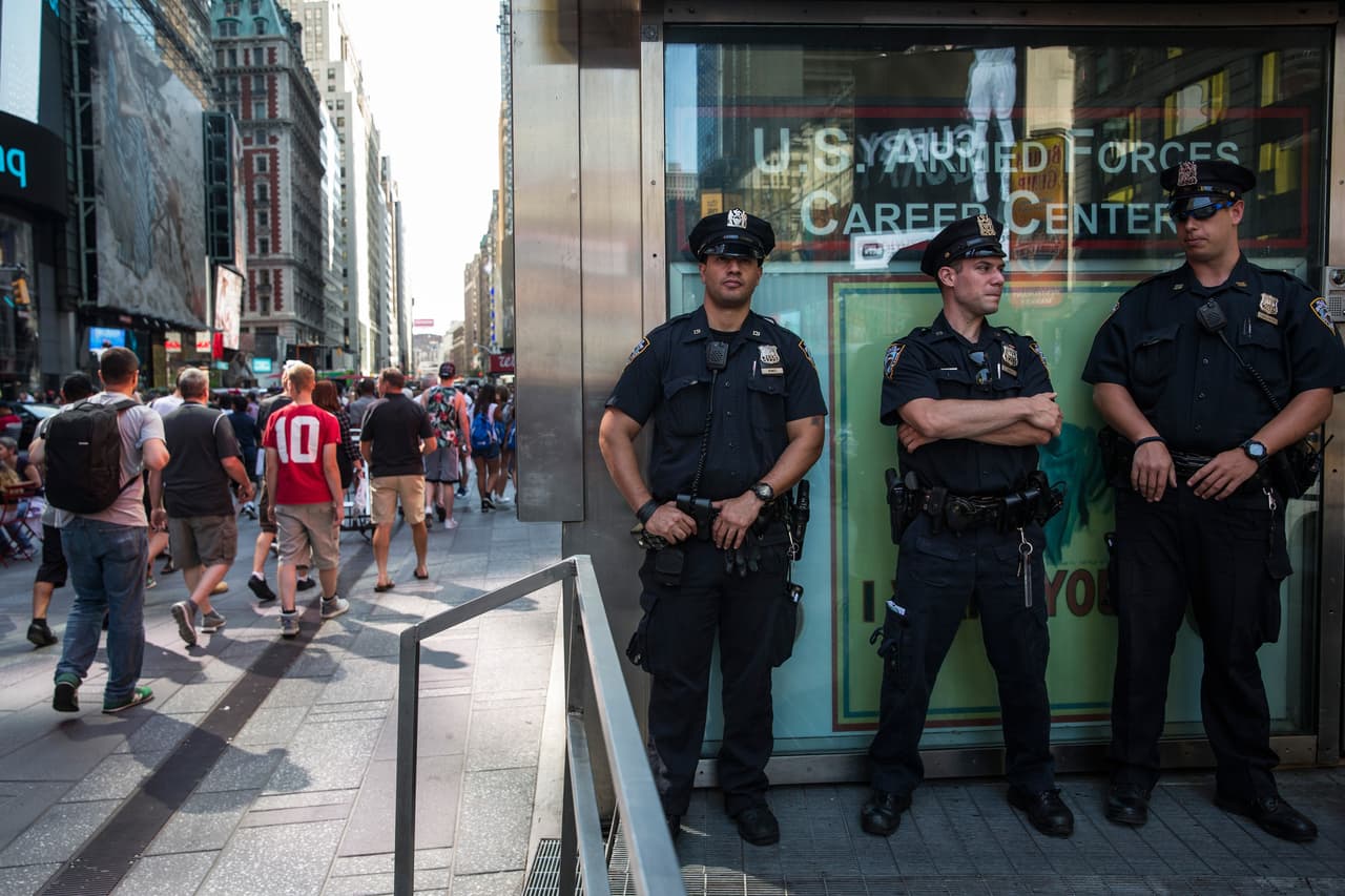El reciente tiroteo en una base militar en Tennessee ha provocado un aumento en la seguridad en el centro de reclutamiento militar de Times Square.