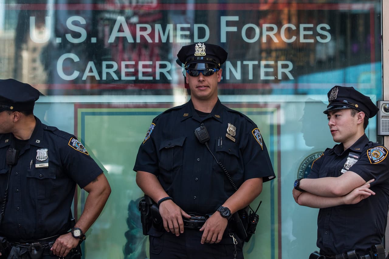 El reciente tiroteo en una base militar en Tennessee ha provocado un aumento en la seguridad en el centro de reclutamiento militar de Times Square.