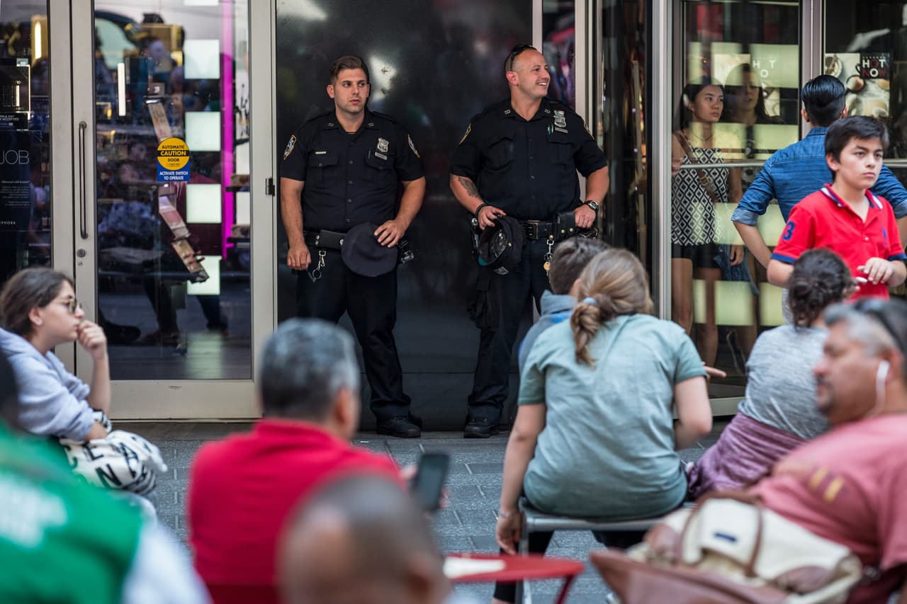 El reciente tiroteo en una base militar en Tennessee ha provocado un aumento en la seguridad en el centro de reclutamiento militar de Times Square.