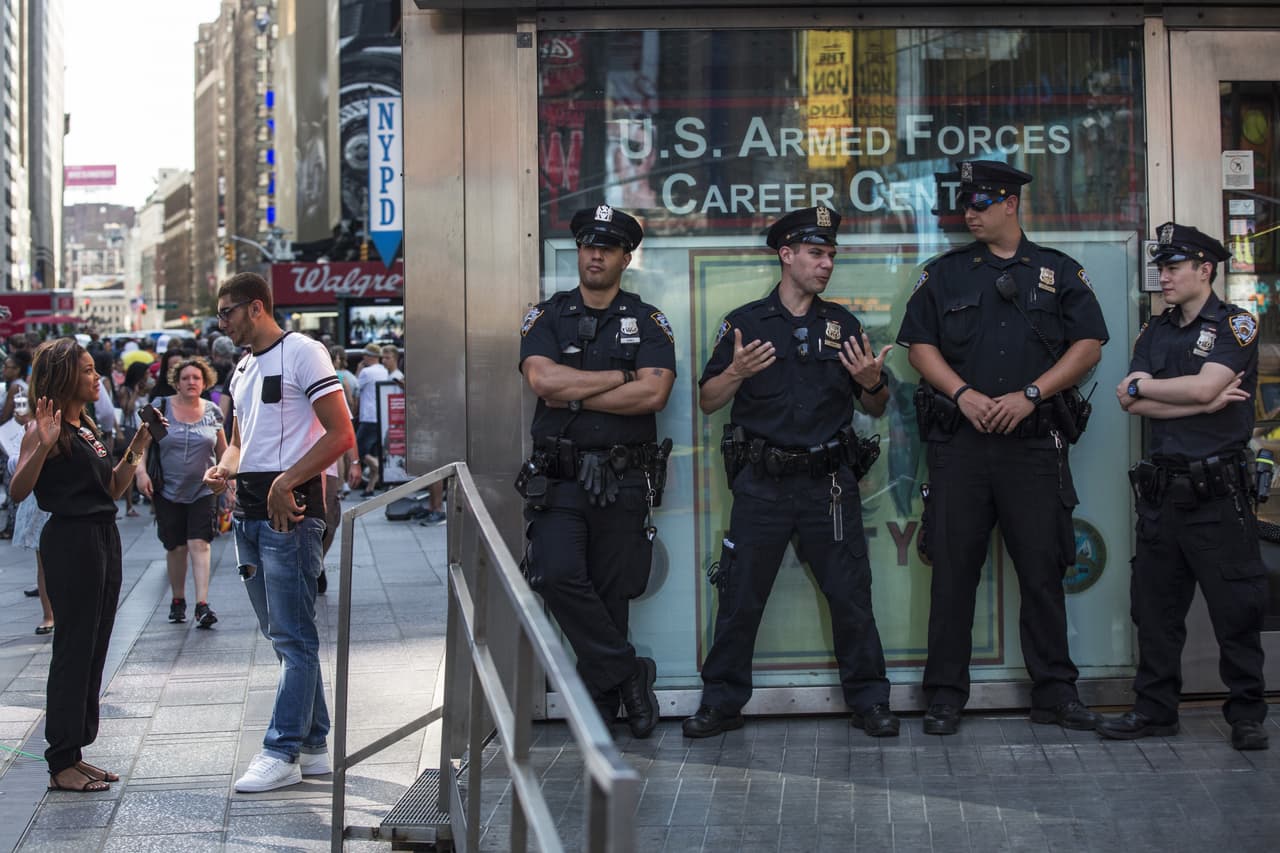 El reciente tiroteo en una base militar en Tennessee ha provocado un aumento en la seguridad en el centro de reclutamiento militar de Times Square.