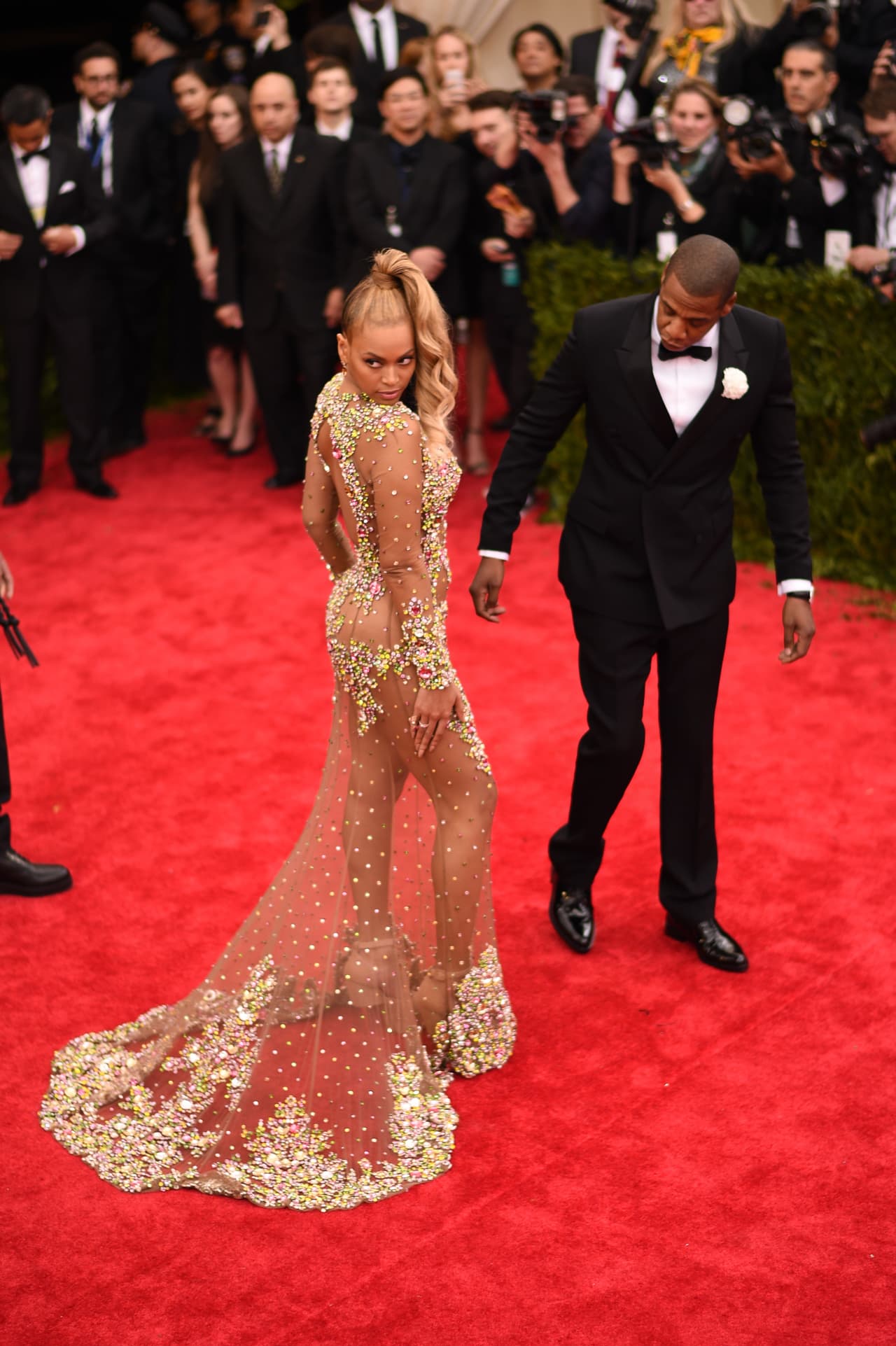 La cantante acaparó miradas con este vestido transparente que la hizo lucir como una princesa.