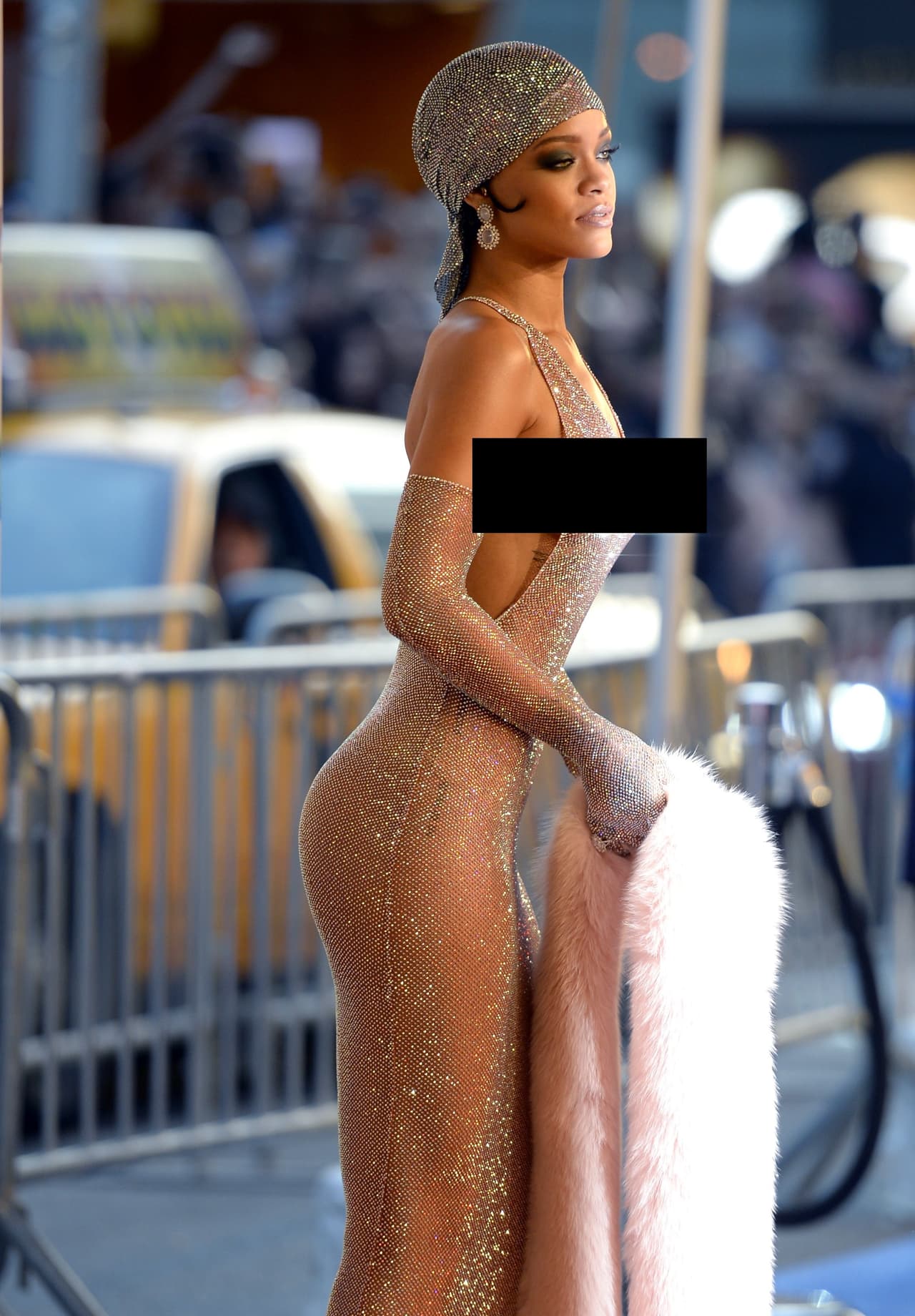 Sus partes íntimas casi quedan al descubierto.