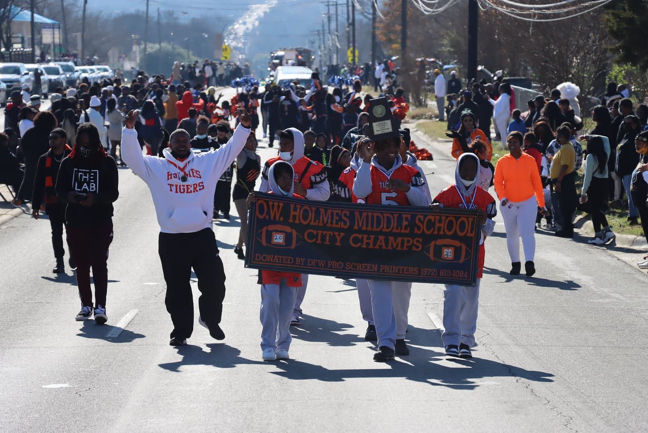 Era un ambiente festivo el que se vivió en la mañana del martes 21 de diciembre con el desfile de los Osos Dorados por las calles del barrio Oak Cliff.