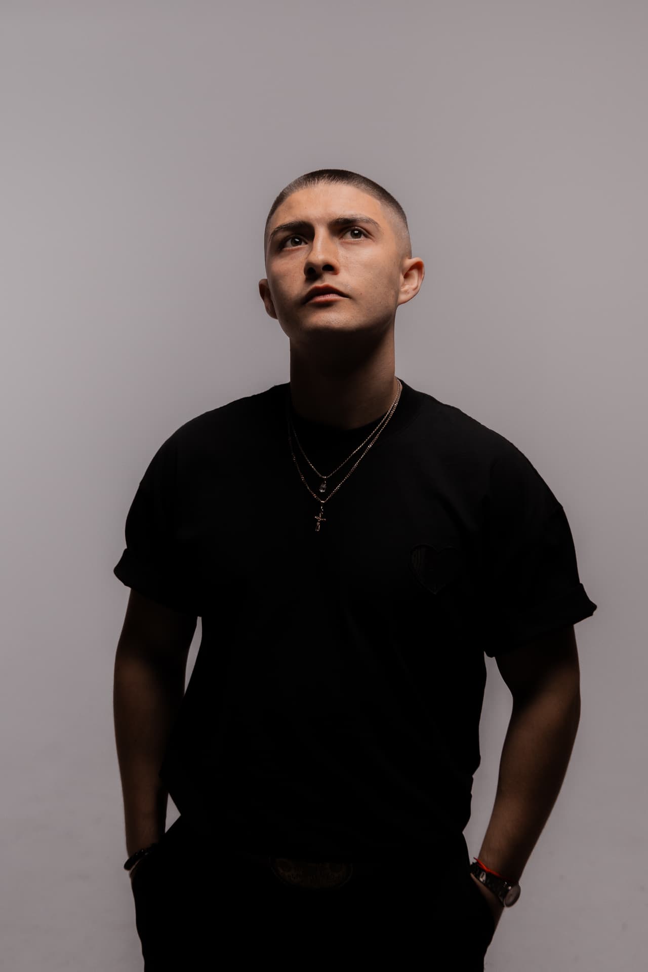 <b>Alex Ponce</b>, el músico ecuatoriano también se dará cita a esta celebración conducida por 
<b><u><a href="https://www.univision.com/shows/premio-lo-nuestro/premio-lo-nuestro-2025-quienes-seran-los-conductores-de-la-edicion-37" target="_blank">Alejandra Espinoza, Laura Pausini y Thalía</a></u></b>.